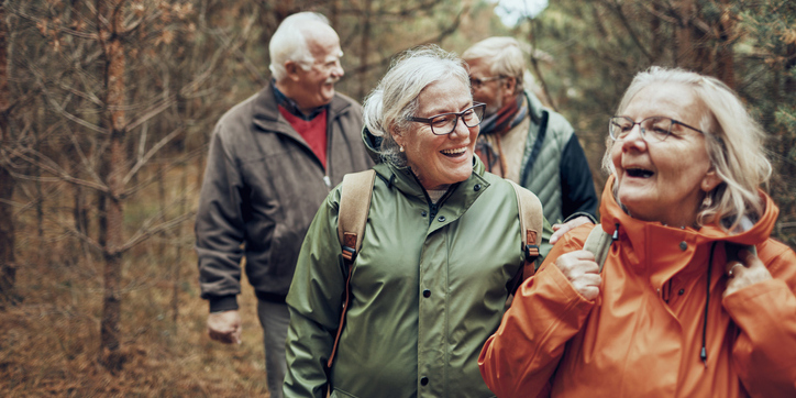Senioren wandelen samen Senioren wandelen samen